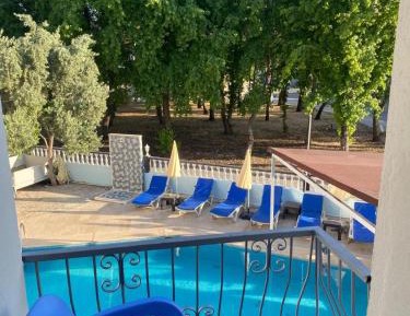 Apartment with Pool View 