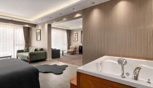 Wellness King Suite with Sofa Bed and Jetted Tub