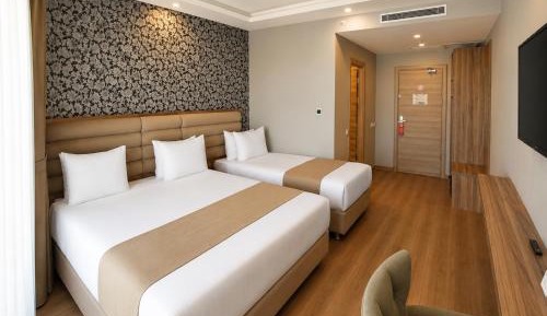 Trendy Room with 1 King + 1 Single Bed