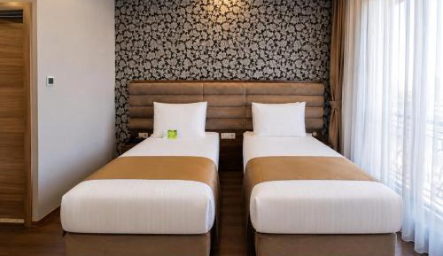 Trendy Room with 2 Single Beds