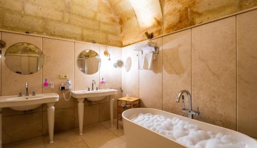 Deluxe Queen Suite