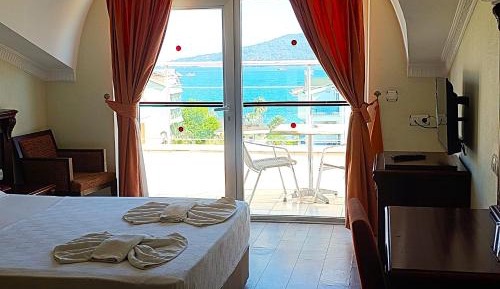 Double or Twin Room with Partial Sea View