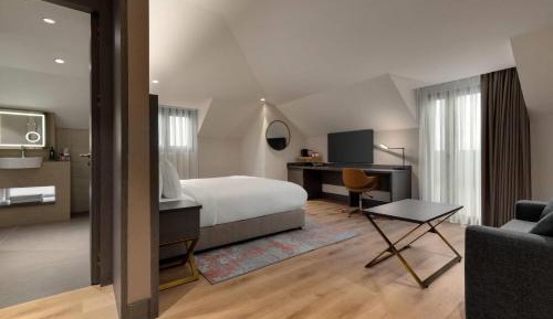 1 King Bed, Premium Room, Jetted Tub