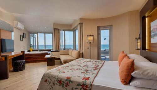 Junior Suite with Spa Bath and Sea View