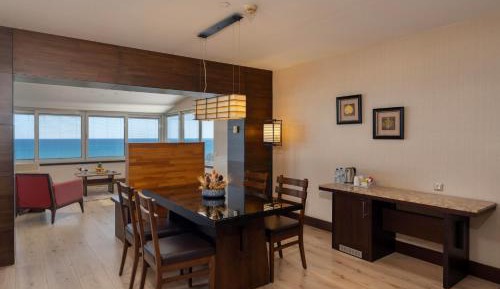 Grand Suite with Hot Tub and Terrace with Sea View (3 adults + 1 child)