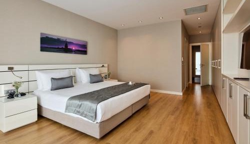Four Bedroom Penthouse Apartment with Sea View 