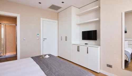 Deluxe Two-Bedroom Apartment with Sea View