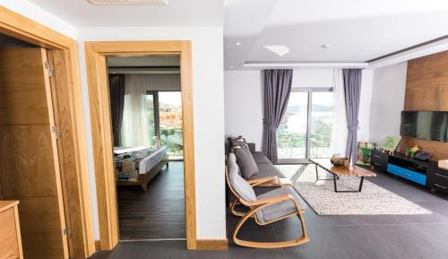 One-Bedroom Apartment with Sea View