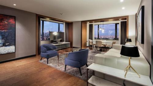 One-Bedroom Deluxe King Suite