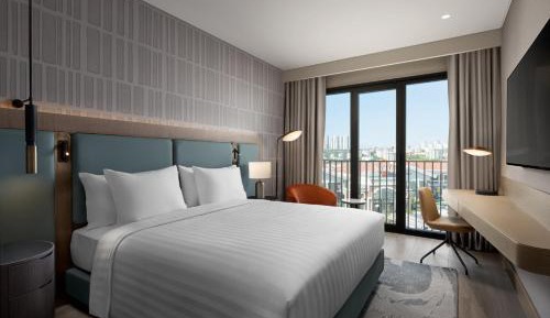 One-Bedroom Apartment with King Bed and Roll-In Shower - Tema View