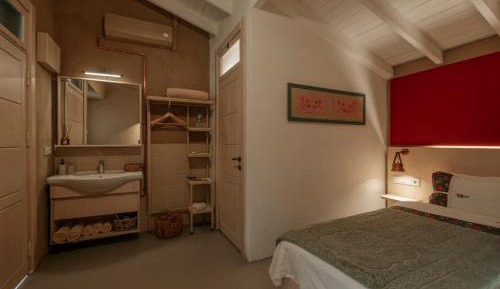 Deluxe Double Room (2 Adults + 1 Child)