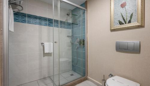 Connecting Family Room with Garden View
