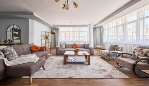 Three-Bedroom Apartment with Balcony