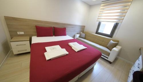 Deluxe Room (2 Adults + 1 Child)