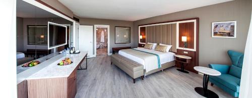 Suite with Mountain View