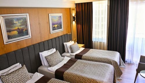Standard Triple Room with Side Sea View