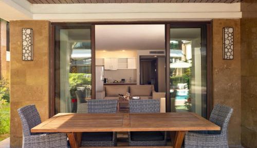 Lagoon Family Deluxe Suite Swim-up Sharing Pool