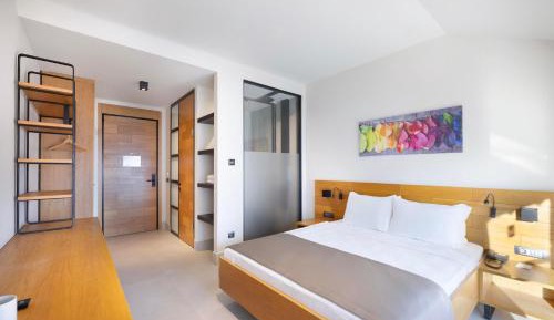 Deluxe Double Room with Side Sea View