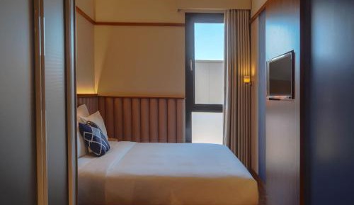 Standard King Room with Urban View