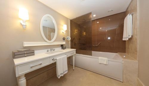 Deluxe Suite Room with Land and Golf View