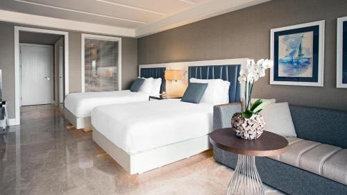 Deluxe Twin Room, Guest room, 2 Queen, Sea view, Balcony
