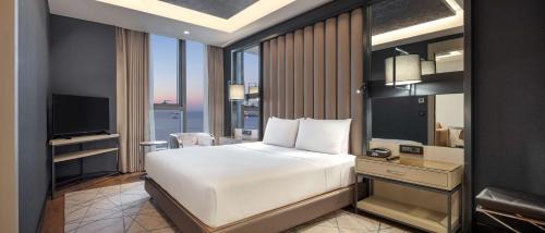 One-Bedroom Suite with Sea View