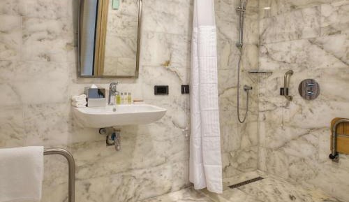 Queen Room - Accessible