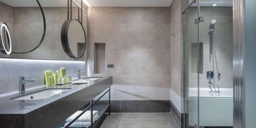One-Bedroom King Suite