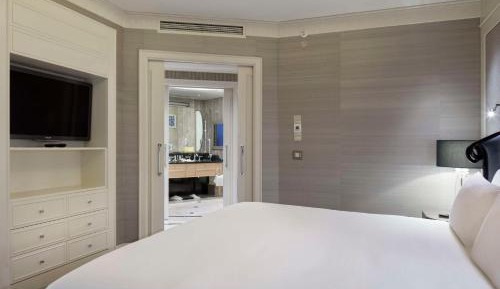 One-Bedroom Corner Suite with Access to Executive Lounge