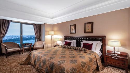Corner King Room