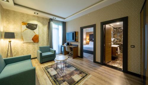 One-Bedroom King Suite with Balcony - Smoking