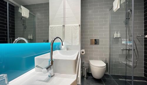 Standard Queen Room with Single Sofa Bed - Free Breakfast