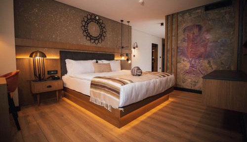 Deluxe Double Room with Side Sea View