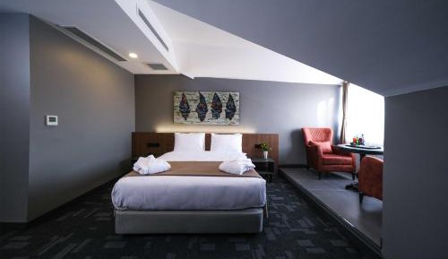 Deluxe Queen Room