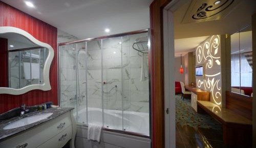 Family Room (4 Adults + 2 Children)
