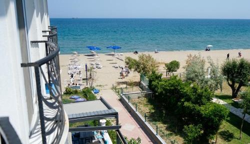 Deluxe Double Room with Side Sea View