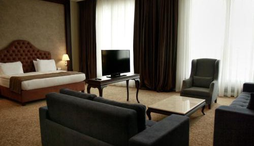 Honeymoon Suite with City and Garden View