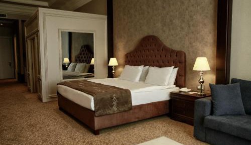Family Suite King and Twin Bed with City View