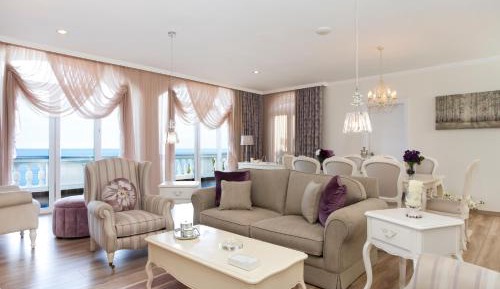 Queen Beatrix Suite with Spa Bath