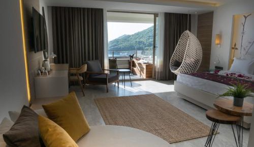 Deluxe Honeymoon Room with Spa Bath and Sea View