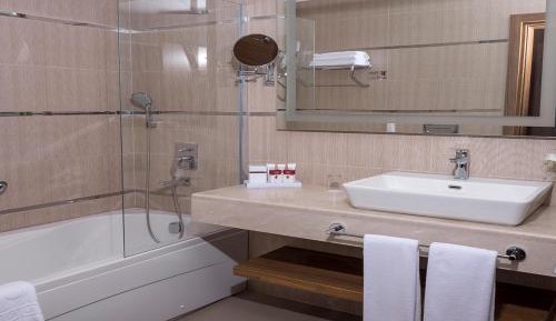 Family Suite with One Double Bed and Two Twin Beds