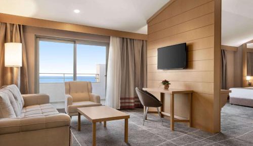 King Suite with Sea View - Non-Smoking
