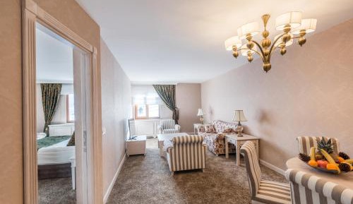 Deluxe Senior Suite