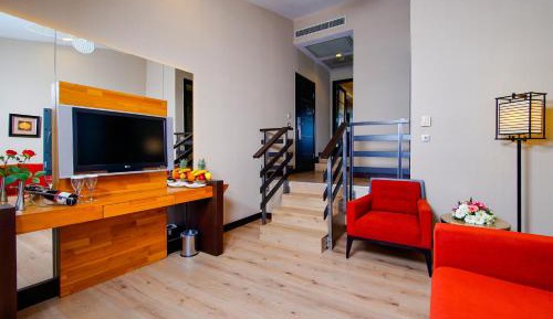 Family Suite with Hot Tub (3 adults + 1 child)