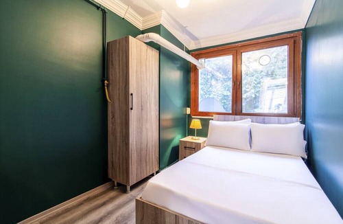 Fatih Apartment | Vibrant Flat near Kennedy Avenue in Fatih