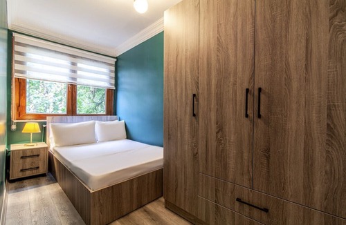 Fatih Apartment | Vibrant Flat near Kennedy Avenue in Fatih