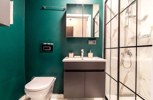 Fatih Apartment | Vibrant Flat near Kennedy Avenue in Fatih