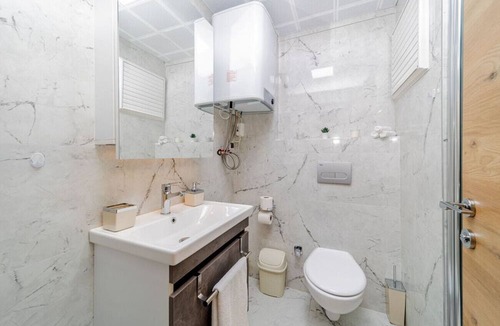 Kepez Apartment | Superb Flat with Shared Pool in Kepez