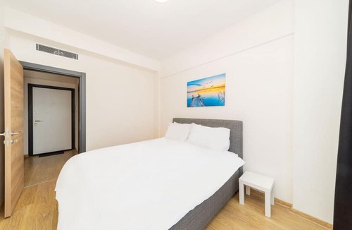 Kepez Apartment | Nifty Flat with Shared Pool in Kepez