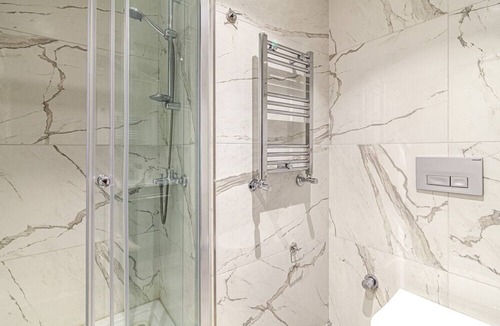 Kagithane Apartment | Modern Istanbul Flat, 10 Min to Airport Metro